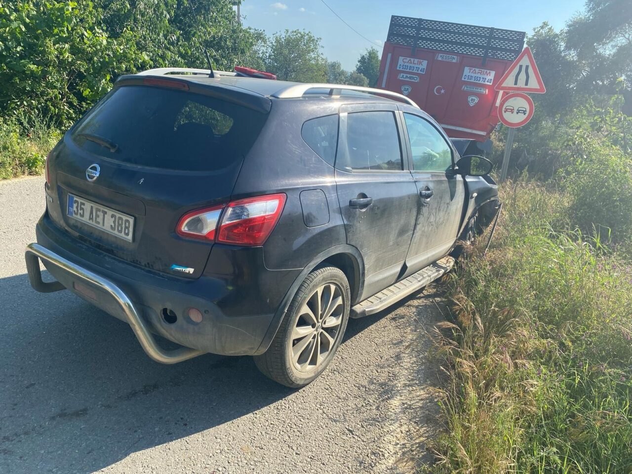 İzmir’in Ödemiş ilçesinde otomobille traktörün çarpışması sonucu 2 kişi yaralandı.