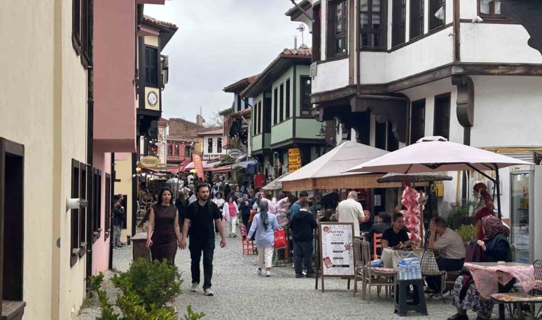 Eskişehir’in Tarihi Odunpazarı bölgesinde, serinleyen havaya rağmen hafta sonunu fırsat