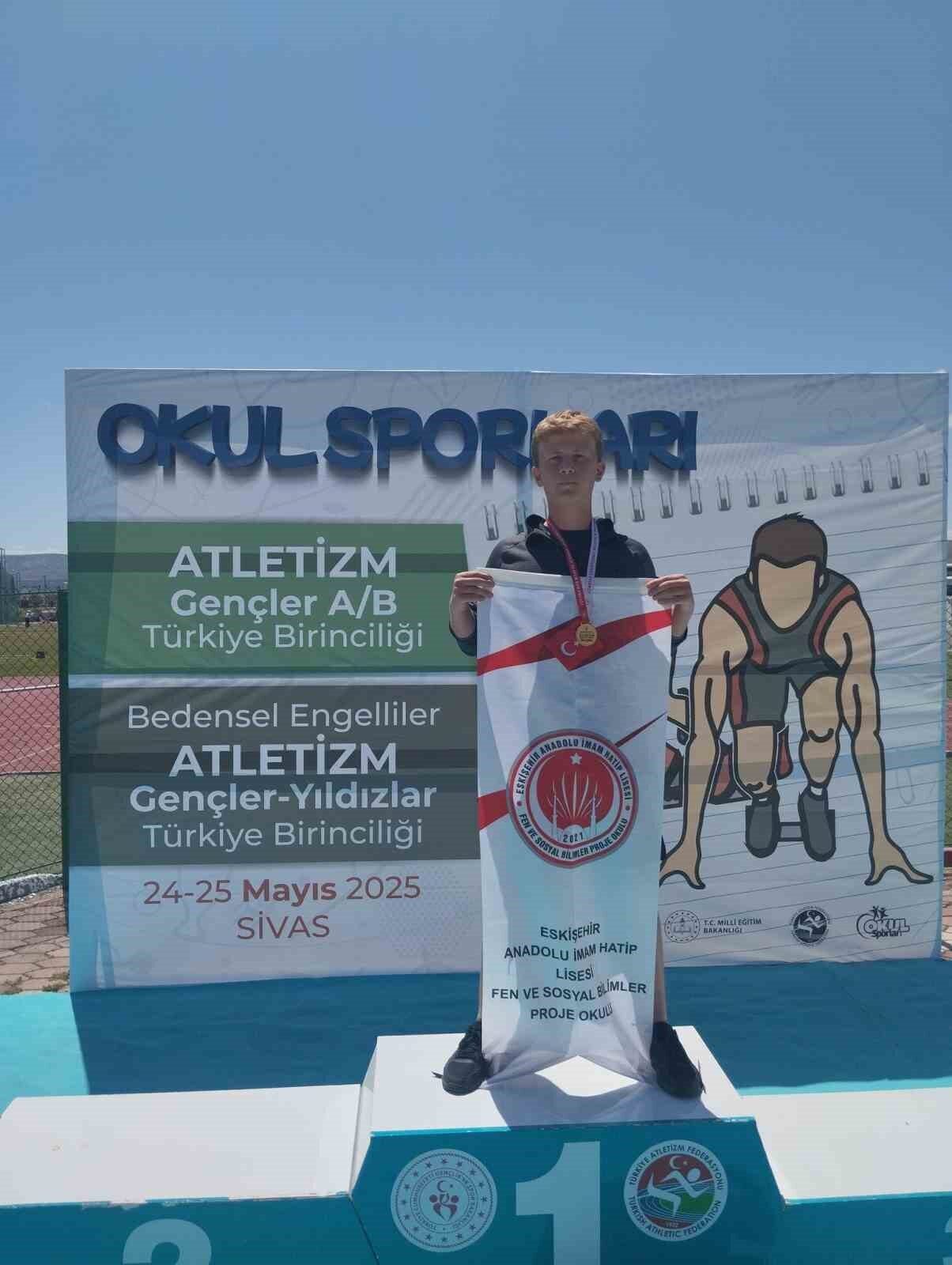 Eskişehirli Ahmet Melih Saraç, cirit atmada Türkiye birincisi oldu.