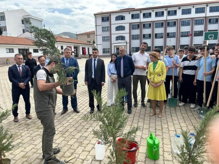 Bilecik’in Osmaneli ilçesinde çevre bilincini artırmak ve okul çevresini ağaçlandırmak