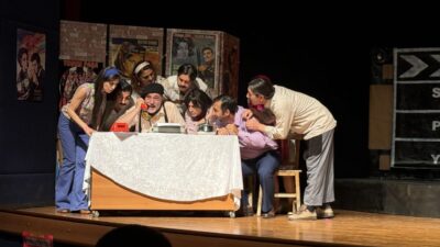 İzmir'de Tire Halk Eğitimi Merkezi Müdürlüğü Tiyatro Topluluğu tarafından hazırlanan