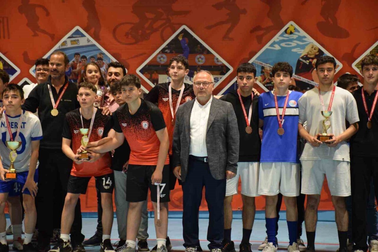 Afyonkarahisar’da Okul Sporları 2. Küme Erkek Futsal müsabakaları, oynanan final