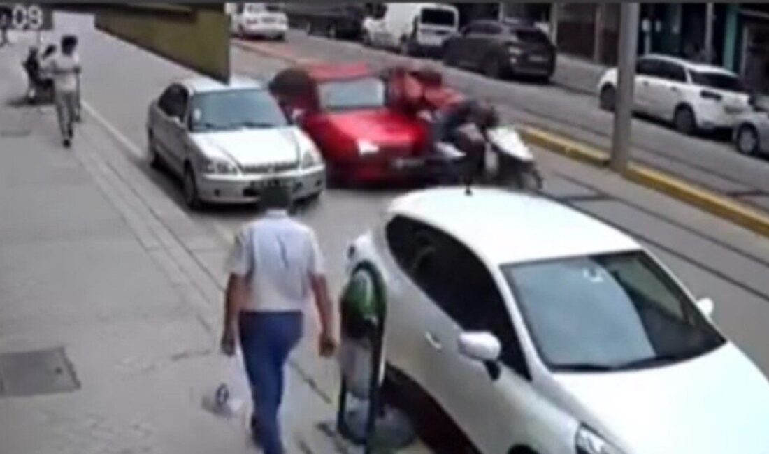 Eskişehir’de motosikletli kuryeye aynı yönde seyreden otomobil arkadan çarptı. Çarpmanın