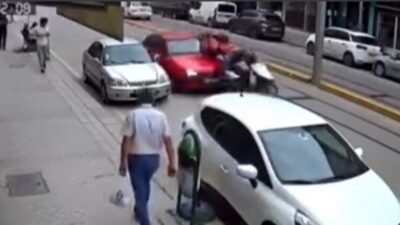 Eskişehir’de motosikletli kuryeye aynı yönde seyreden otomobil arkadan çarptı. Çarpmanın
