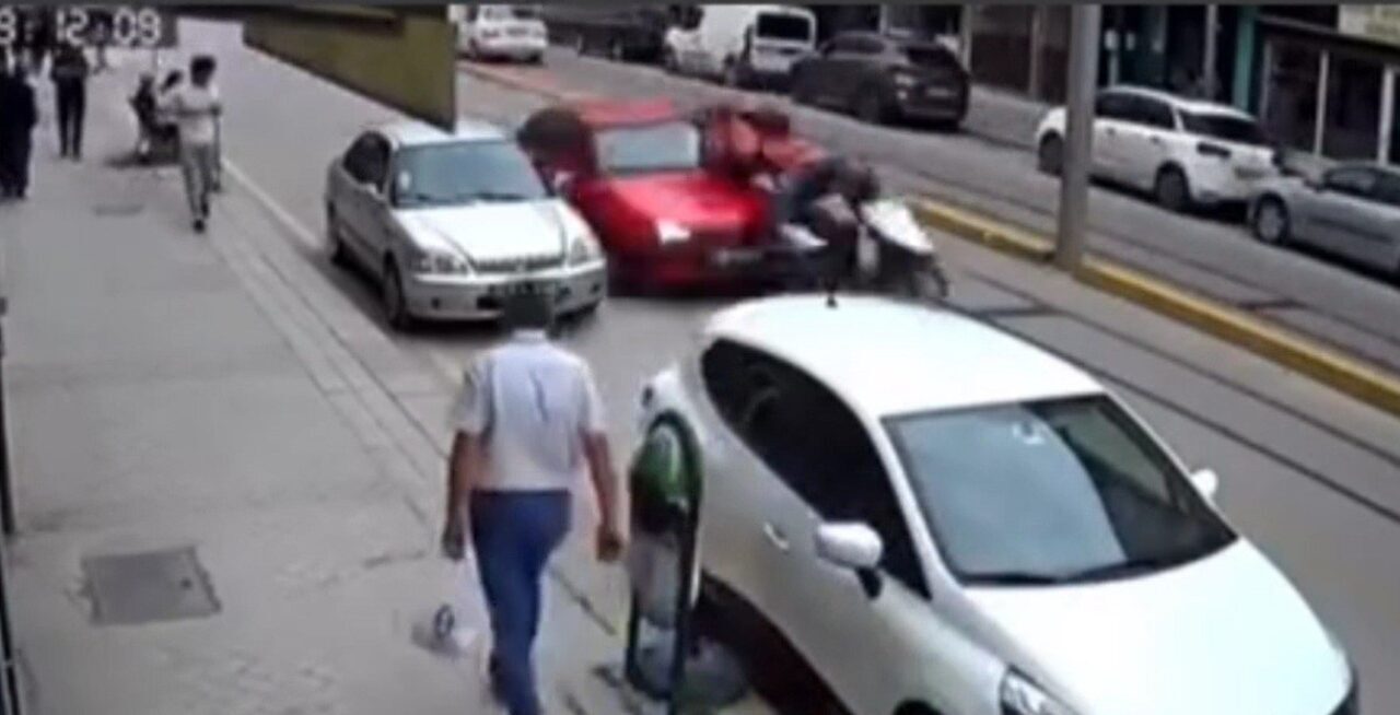 Eskişehir’de motosikletli kuryeye aynı yönde seyreden otomobil arkadan çarptı. Çarpmanın