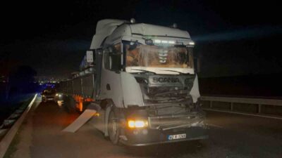 Eskişehir’de önündeki tıra arkadan çarpması sonucu kabinde sıkışan demir direk