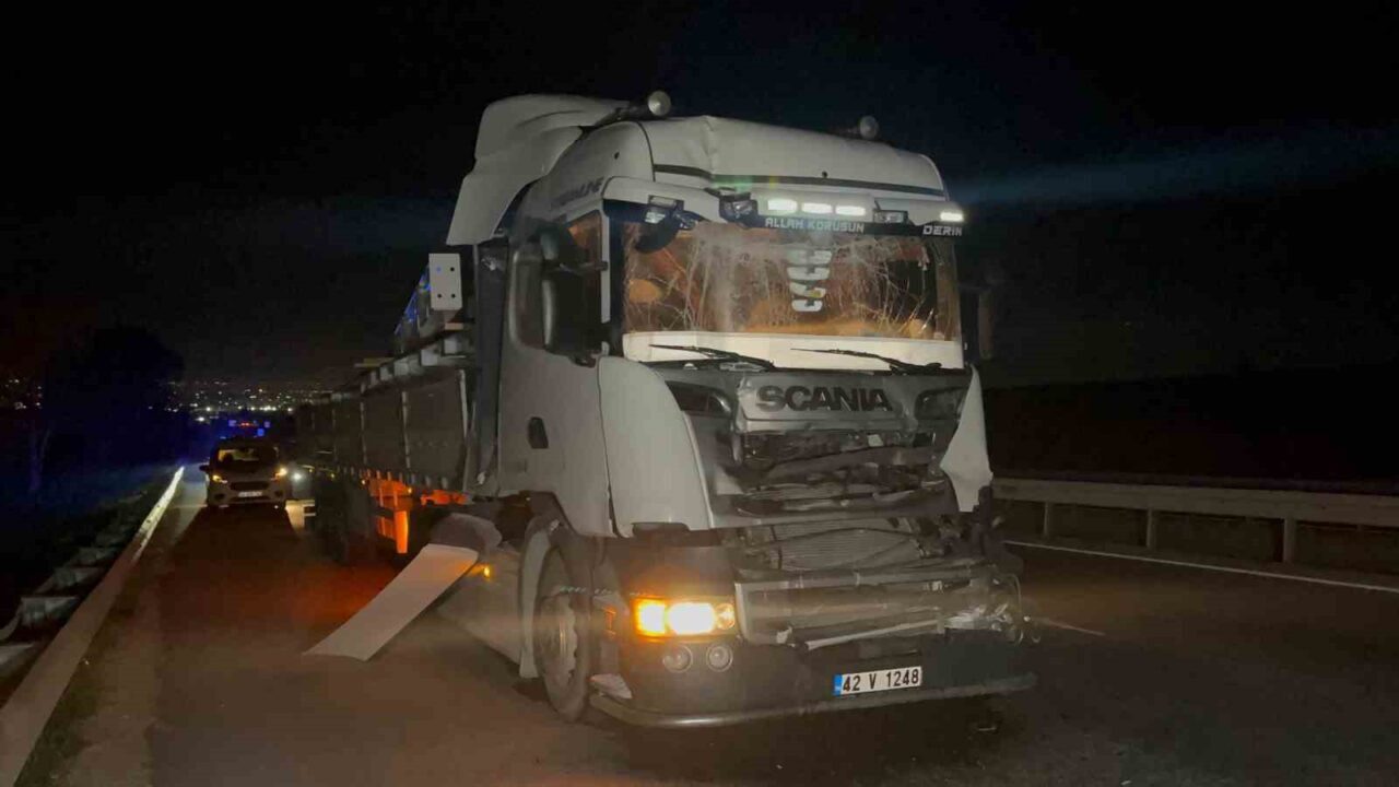 Eskişehir’de önündeki tıra arkadan çarpması sonucu kabinde sıkışan demir direk