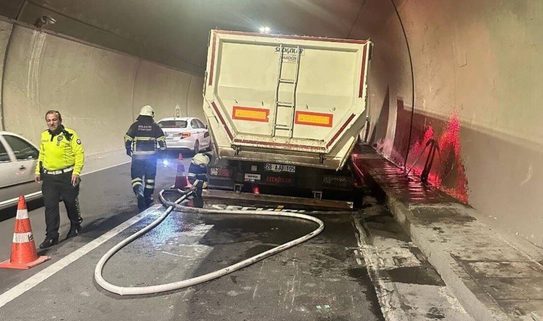 Bilecik’te seyir halinde Osmangazi Tünelinde lastiği yanan tır sürücülere korku