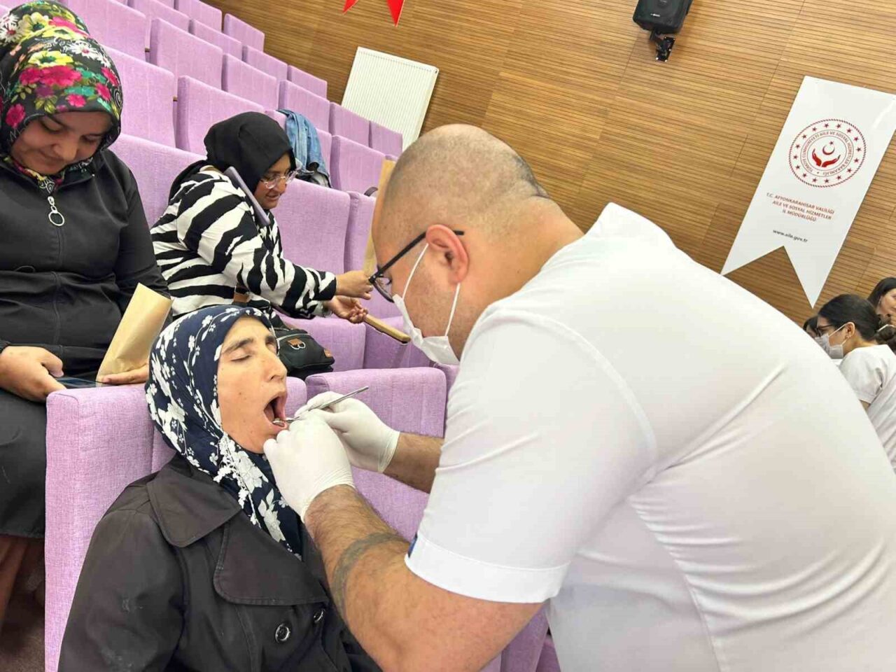 Afyonkarahisar’da yaşayan otizmli bireyler ve annelerinin ücretsiz diş kontrolleri yapıldı.