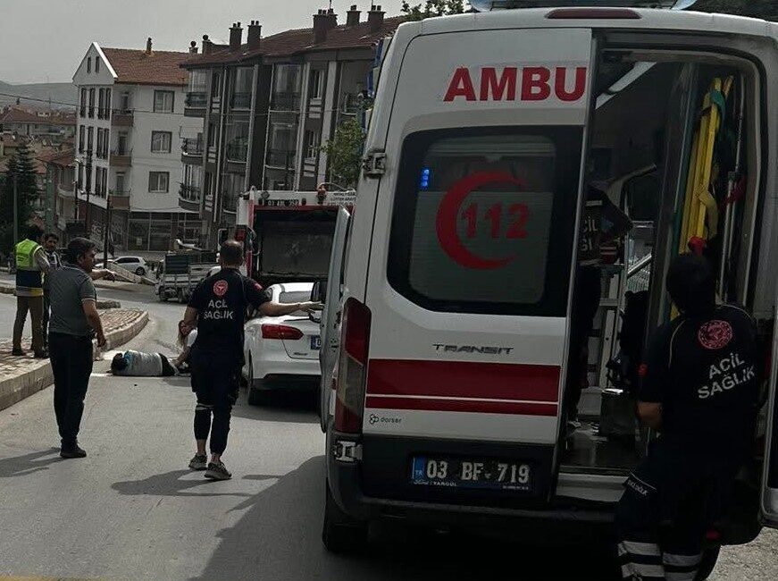 Afyonkarahisar’da meydana gelen trafik kazasında, çöp kamyonuna arkadan çarpan otomobilin