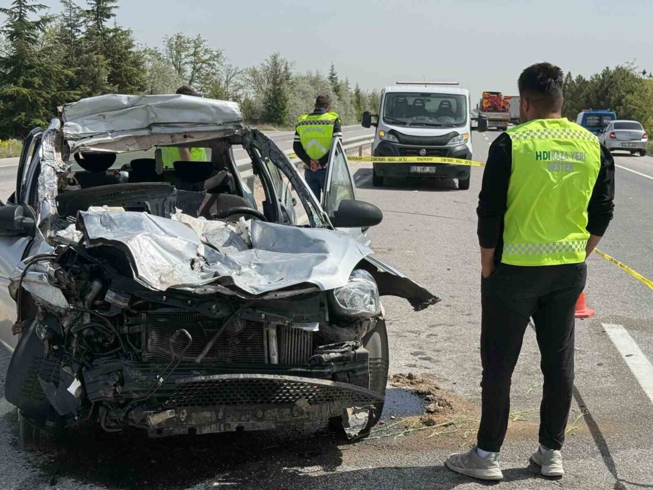 Afyonkarahisar’da kontrolden çıkarak önünde seyreden tıra çarpan otomobilde bir kişi