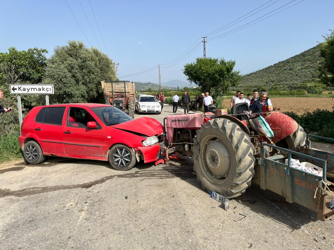 İzmir'in Beydağ ilçesinde traktör ile otomobilin çarpışması sonucu 4 kişi