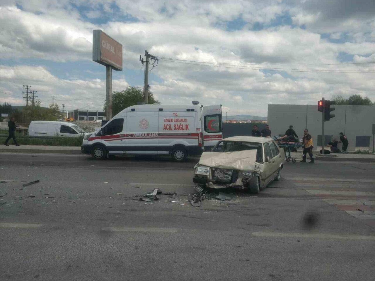 Afyonkarahisar kent merkezinde meydana gelen trafik kazasında 4 kişi yaralandı.
