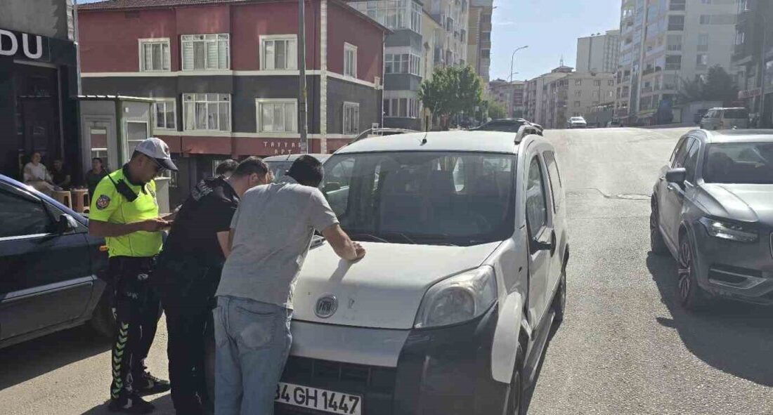 Bilecik’te bir marketin önüne park etmek isteyen araç sürücüsü motosiklete