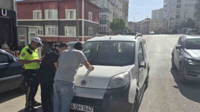 Bilecik’te bir marketin önüne park etmek isteyen araç sürücüsü motosiklete