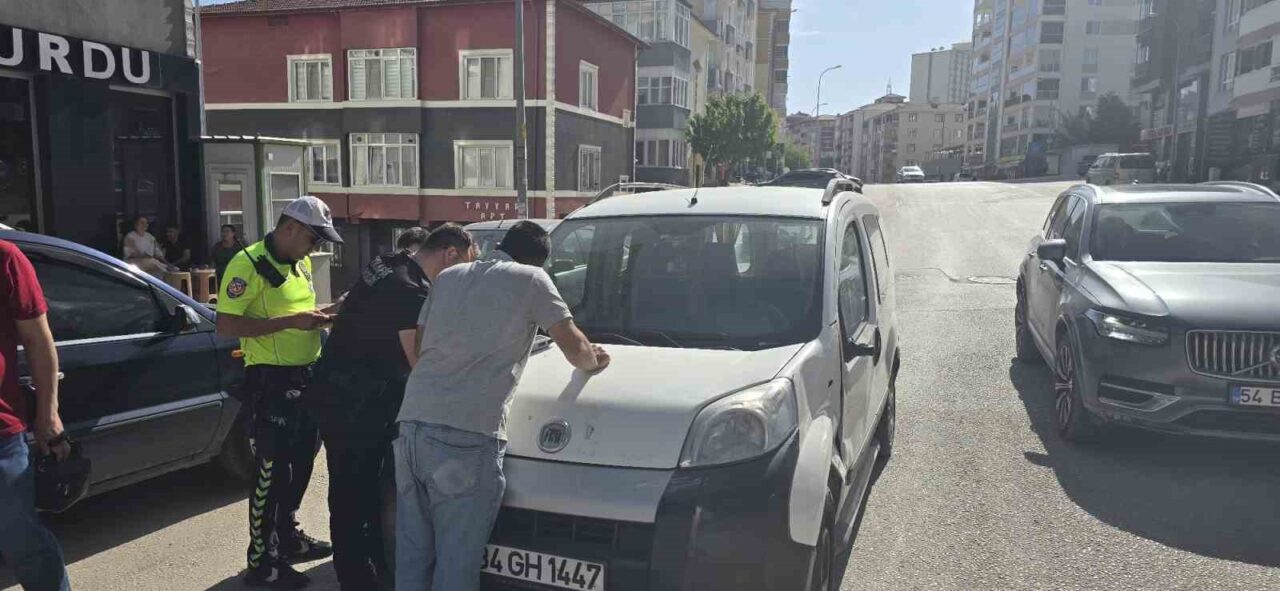 Bilecik’te bir marketin önüne park etmek isteyen araç sürücüsü motosiklete