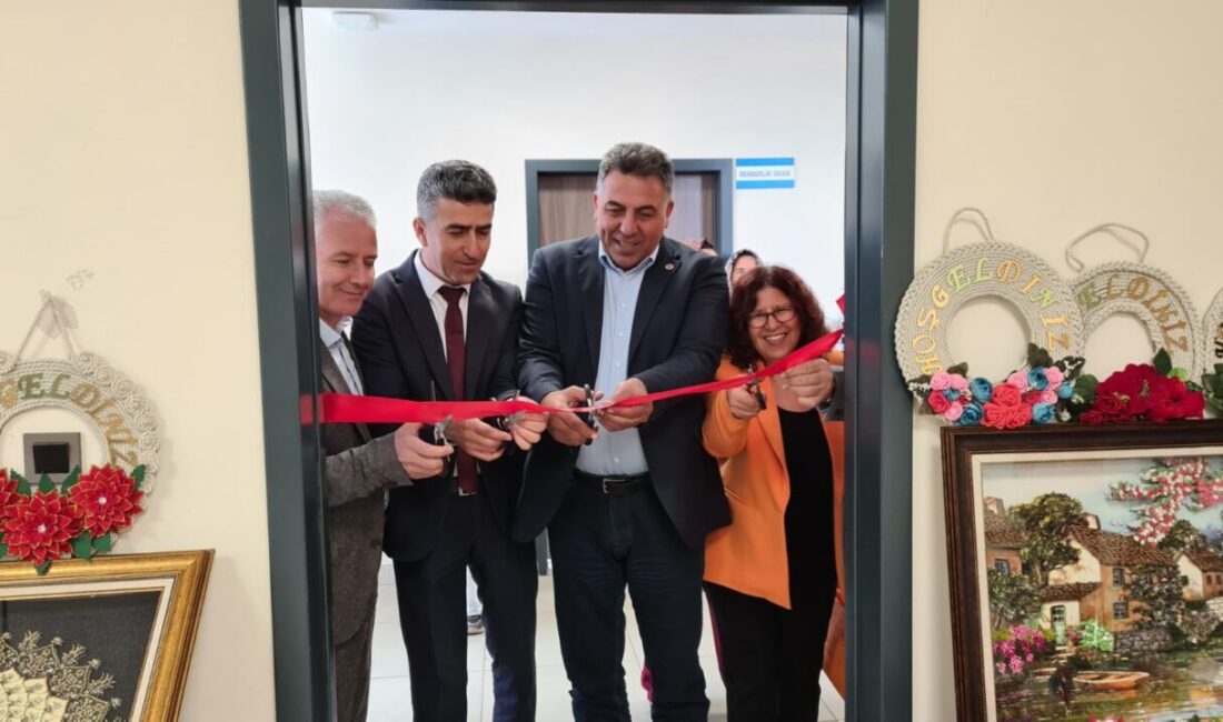 AFYONKARAHİSAR (AA) – Çay ilçesi Pazarağaç beldesinde el sanatları sergisinin