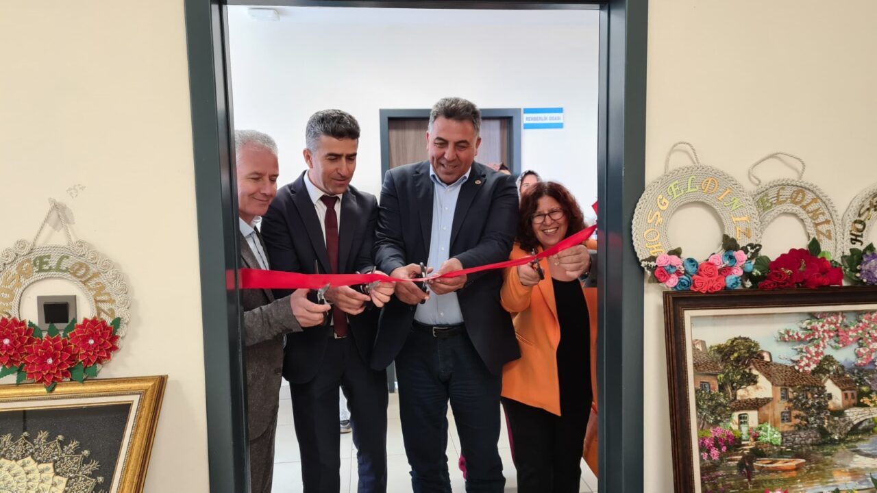 AFYONKARAHİSAR (AA) – Çay ilçesi Pazarağaç beldesinde el sanatları sergisinin