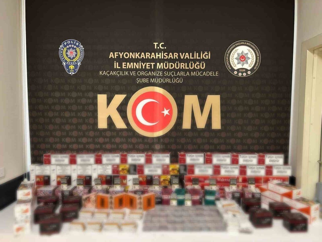 Afyonkarahisar’da polis tarafından gerçekleştirilen operasyonda gümrük kaçağı 350 paket sigara,