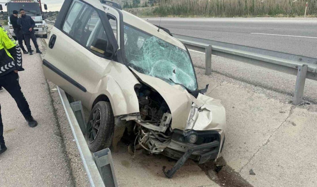Afyonkarahisar’da kontrolden çıkarak yol kenarındaki refüje giren hafif ticari araçta