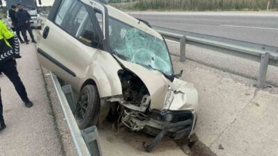 Afyonkarahisar’da kontrolden çıkarak yol kenarındaki refüje giren hafif ticari araçta