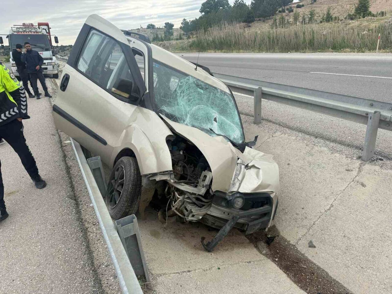 Afyonkarahisar’da kontrolden çıkarak yol kenarındaki refüje giren hafif ticari araçta