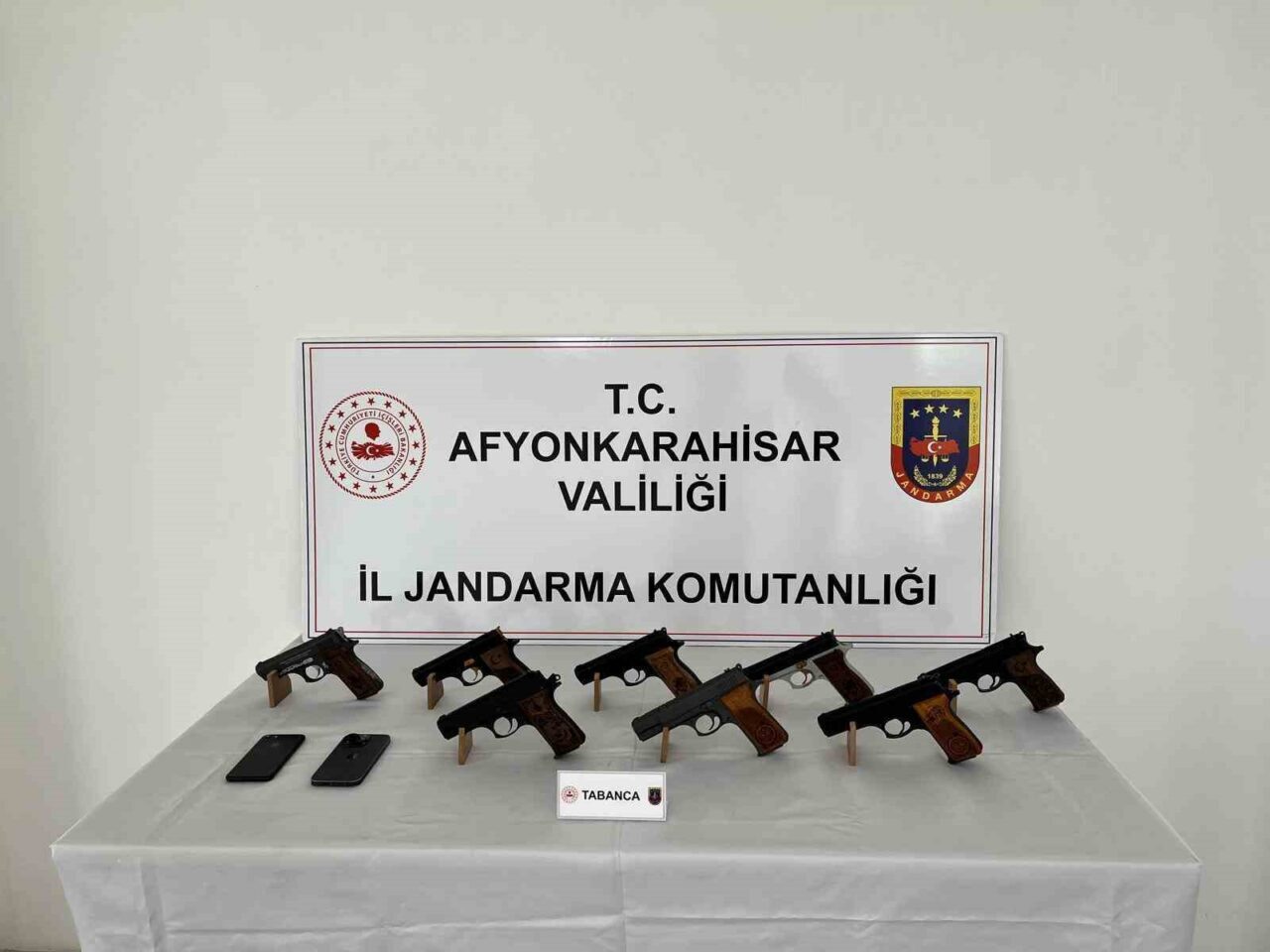 Afyonkarahisar’da jandarma ekipleri silah kaçakçılarına yönelik gerçekleştirdiği operasyonda 8 ruhsatsız