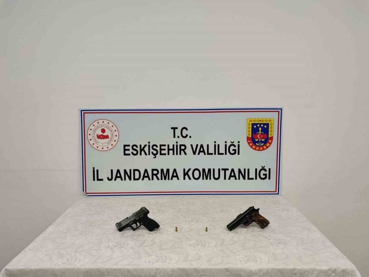 Eskişehir’de jandarma ekiplerince, ruhsatsız tabanca ticareti yapmayı amaçladığı belirlenen ve