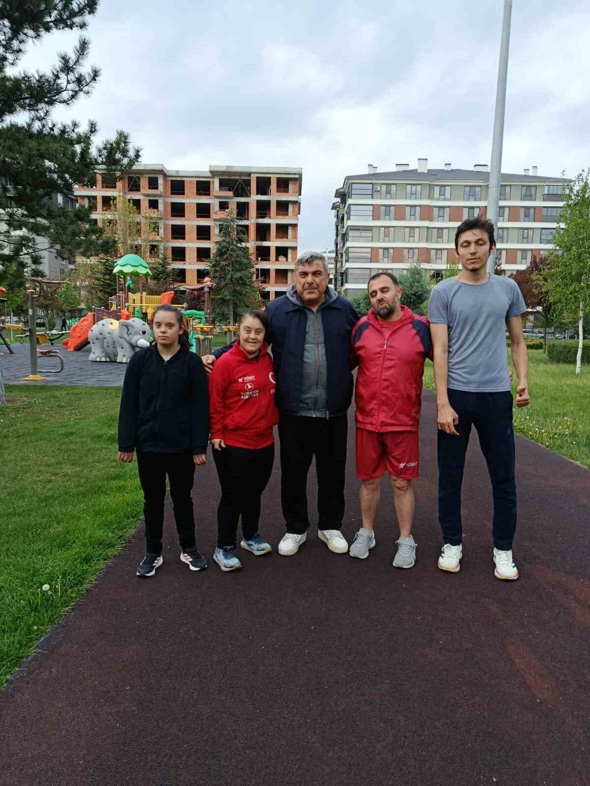 Afyonkarahisar İl Milli Eğitim Müdürü Miraç Sünnetci, özel sporcuların antrenmanlarına