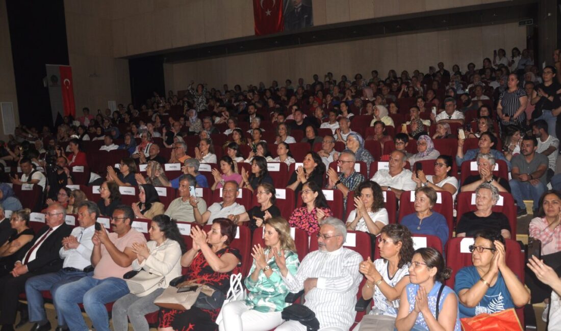 Türk halk müziği sanatçısı Bedia Akartürk, memleketi İzmir'in Ödemiş ilçesinde