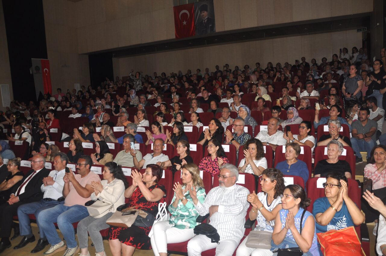 Türk halk müziği sanatçısı Bedia Akartürk, memleketi İzmir'in Ödemiş ilçesinde