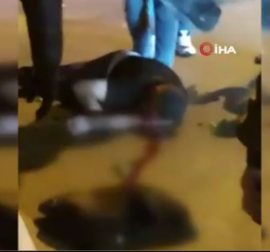 İstanbul Esenyurt’ta alkollü olduğu iddia edilen bir adam, yolun ortasında