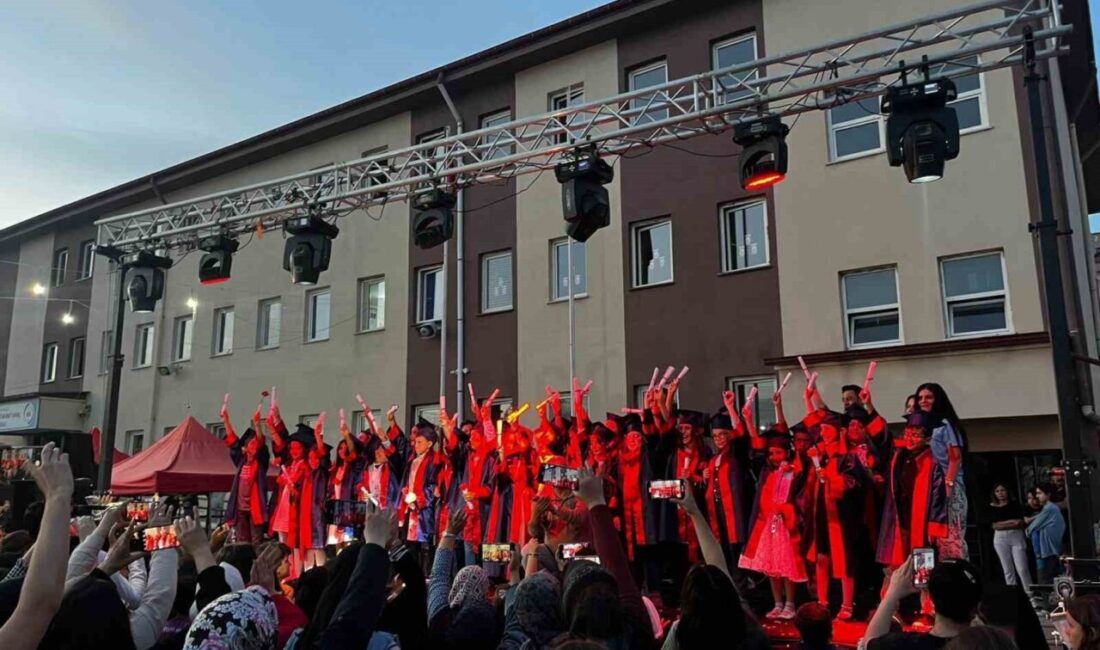 Afyonkarahisar Şehit Murat Saraç İlkokulu’nda gerçekleştirilen Bahar Şenliği coşku ile