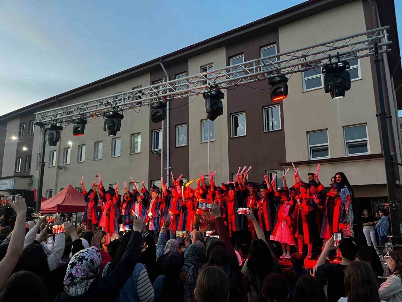 Afyonkarahisar Şehit Murat Saraç İlkokulu’nda gerçekleştirilen Bahar Şenliği coşku ile