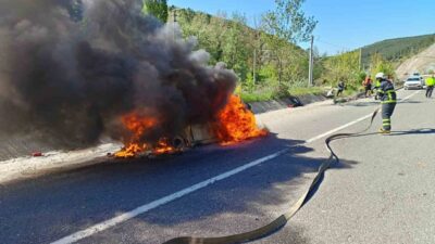 Bilecik’te seyir halinde iken bir anda alevler yükselen araç cayır