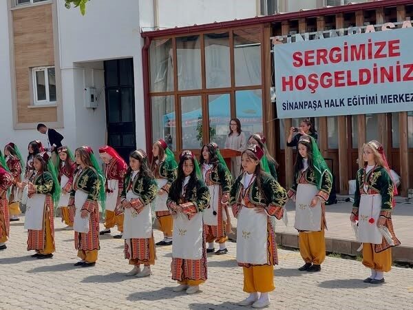 Afyonkarahisar’ın Sinanpaşa ilçesinde "Hayat Boyu Öğrenme Haftası" etkinlikleri çerçevesinde Halk