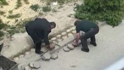 Eskişehir’de bir şahsın evinin bulunduğu sokaktaki kaldırım taşlarını köyüne götürmek