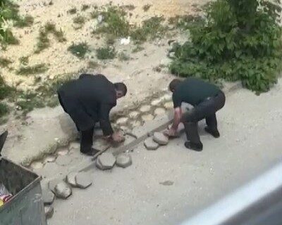 Eskişehir’de bir şahsın evinin bulunduğu sokaktaki kaldırım taşlarını köyüne götürmek