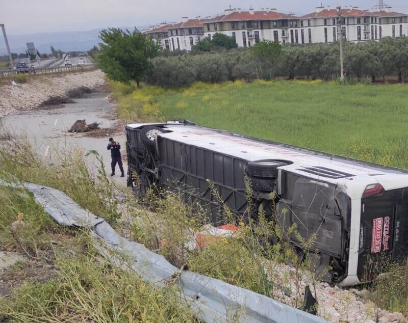 Manisa'nın Akhisar ilçesinde yolcu otobüsünün devrilmesi sonucu 16 kişi yaralandı.