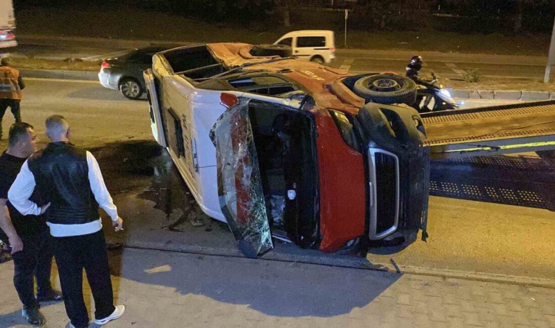 Eskişehir’de orta refüjdeki taşlara çarparak takla atan minibüs hurdaya dönerken,