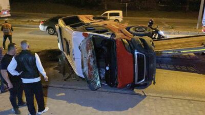 Eskişehir’de orta refüjdeki taşlara çarparak takla atan minibüs hurdaya dönerken,