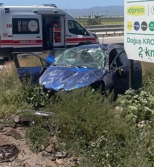 Afyonkarahisar’ın Sandıklı ilçesinde meydana gelen trafik kazasında, kontrolden çıkan bir