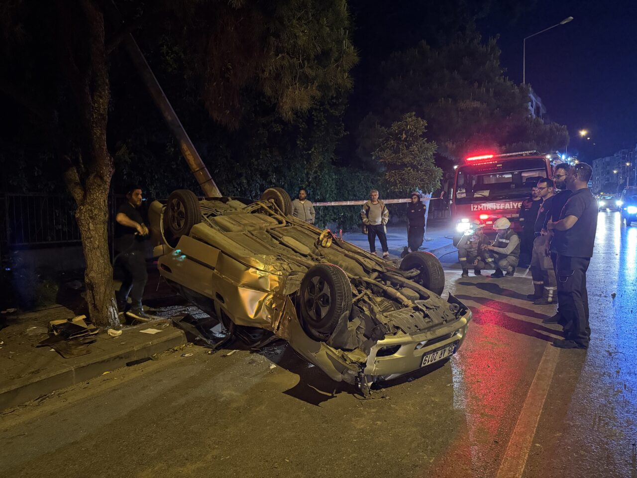 İzmir'in Konak ilçesinde kontrolden çıkarak takla atan otomobilin sürücüsü yaralandı.
K.K.
