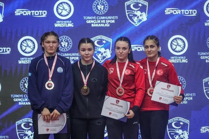 Antalya’daki U17 Zafer Kupası’nda Afyonkarahisarlı sporcular 3 madalya kazandı.