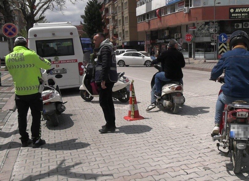 Kütahya’nın Tavşanlı ilçesinde İlçe Emniyet Müdürlüğü ekipleri, ilçenin en işlek