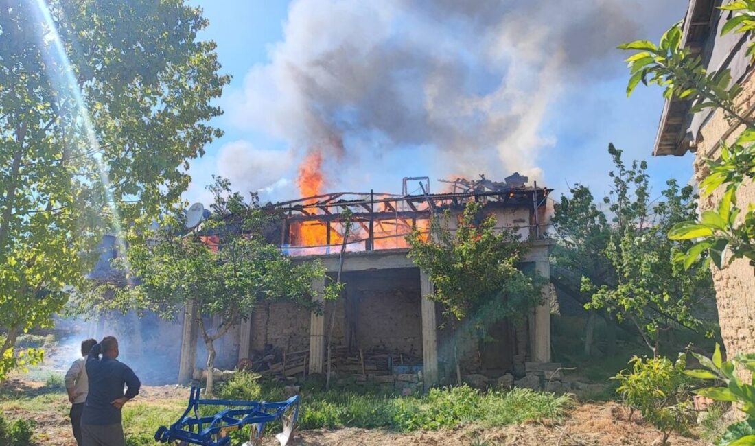 Uşak'ın Sivaslı ilçesinde tek katlı evde çıkan yangında 1 kişi