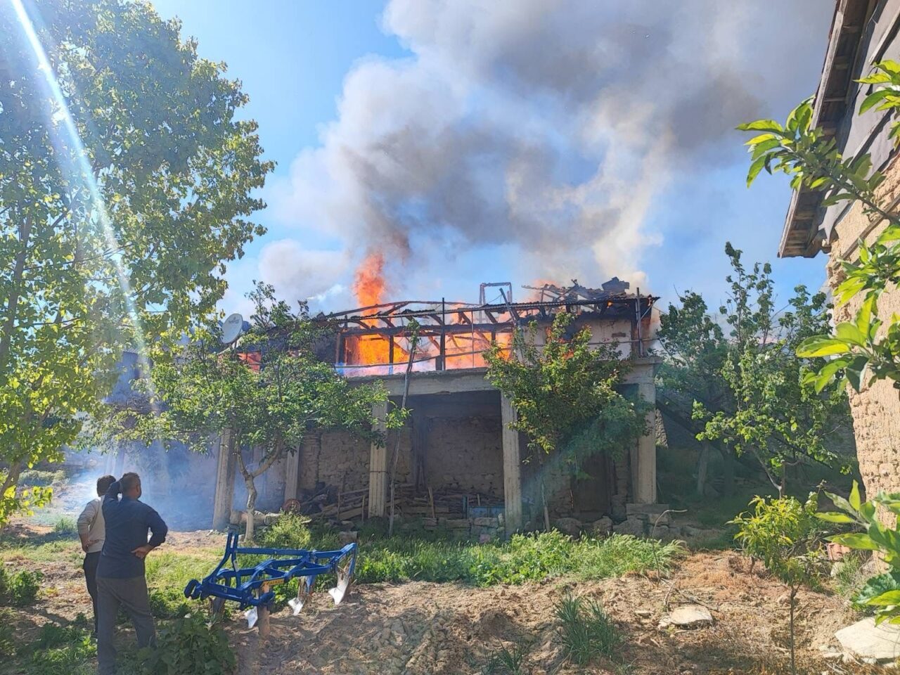 Uşak'ın Sivaslı ilçesinde tek katlı evde çıkan yangında 1 kişi