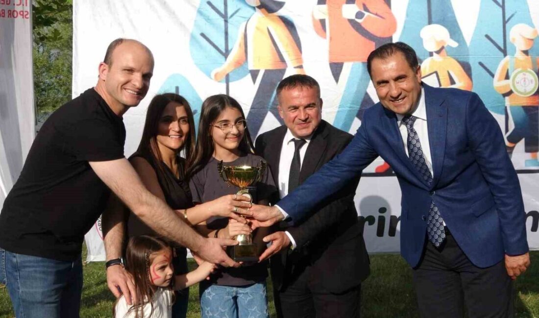 Bilecik’te Aile Yılı” etkinliği kapsamında aileler, oryantiring parkurunda mücadele ederken,