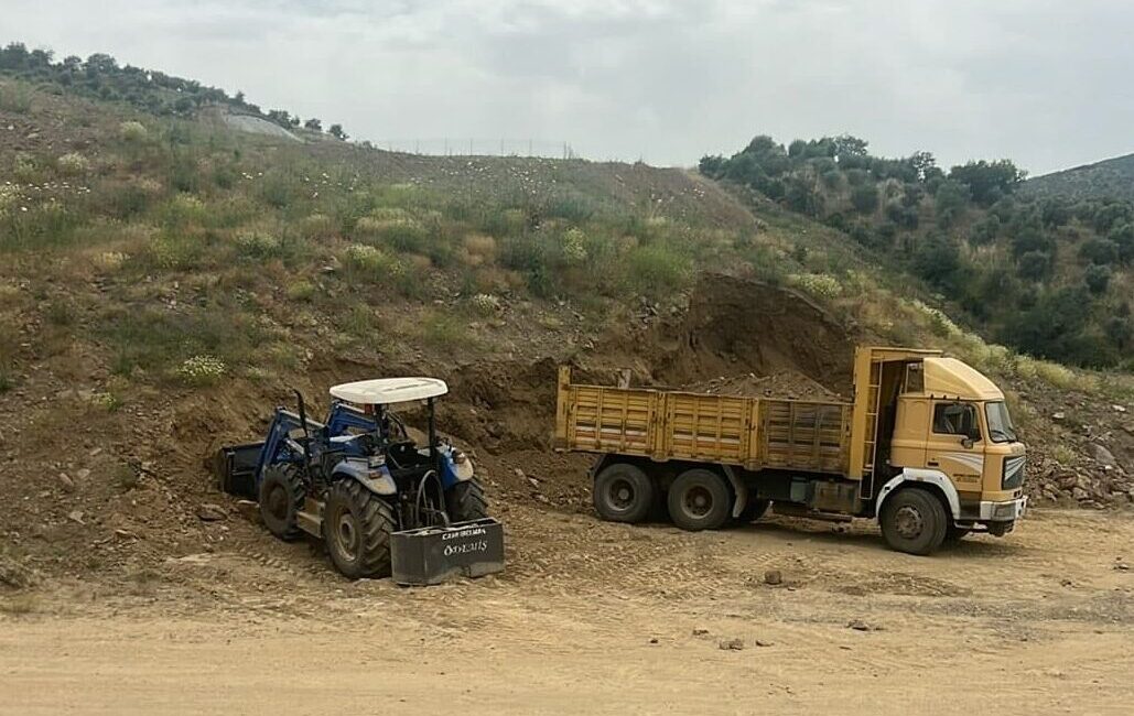 Aydın'ın Efeler ilçesinde kayan toprağın altında kalan kepçe operatörü hayatını