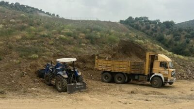 Aydın'ın Efeler ilçesinde kayan toprağın altında kalan kepçe operatörü hayatını